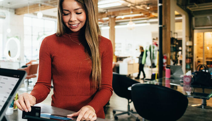 Woman doing an omnichannel return in-store