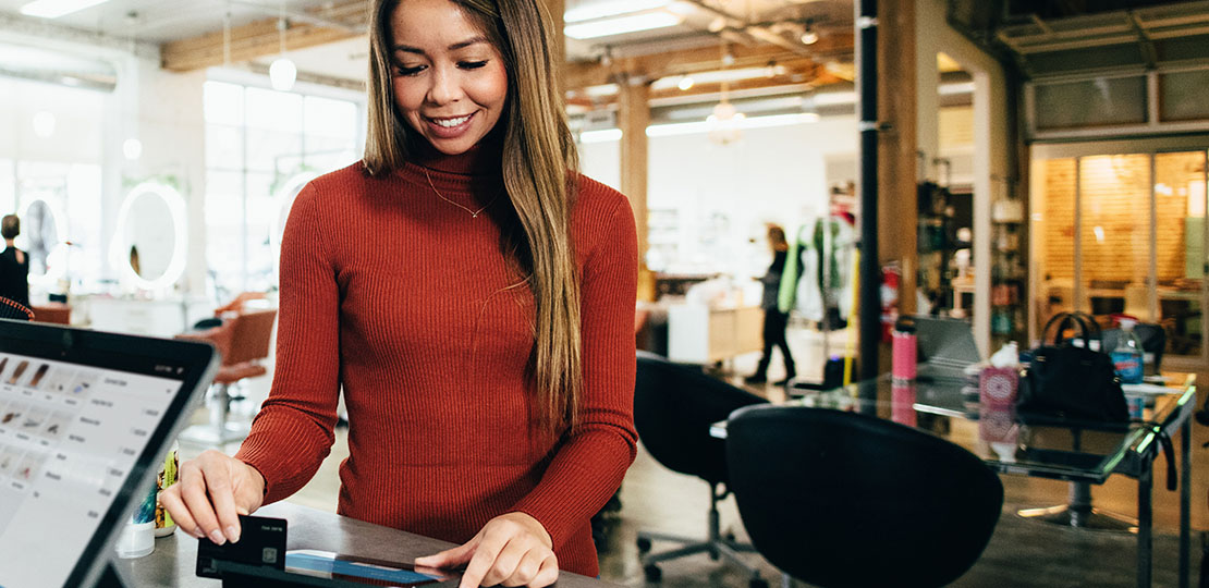 Woman doing an omnichannel return in-store